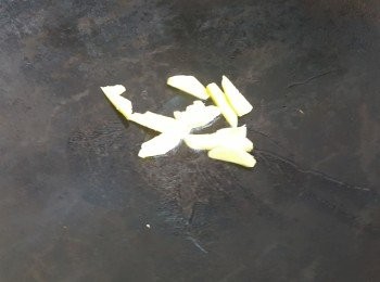 step2: 易潔鑊下1茶匙油，爆香薑蓉。