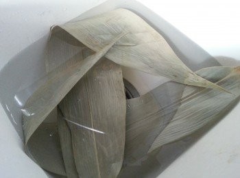 step1: 先將糭葉浸軟洗淨,抹乾水份,剪成9塊四方型備用
