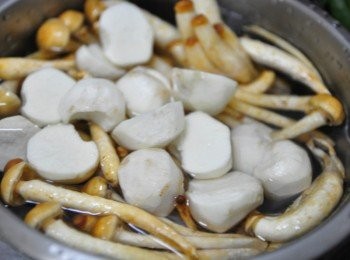step3: 將黃金菇與削皮的慈菇放入湯鍋中