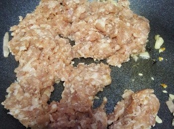 step2: 放入豬肉碎炒至豬肉顏色轉白