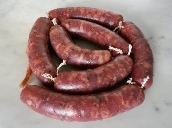 step6: 全部灌好後用棉繩分段打結. 每節香腸均勻刺小洞以將水分散出.