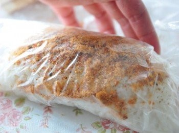 step5: 再將鋪底的食物保鮮袋緊緊壓緊，讓肉鬆粘在米飯上不易脫落即可，食用前再切成對等形狀即可