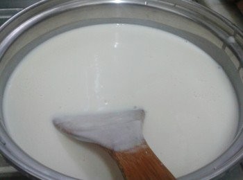 step2: 將椰漿與淡奶拌勻，再下粟粉徹底拌勻至幼滑沒有粉粒