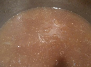 step1: 先預備<span class="group_2">洋蔥黑椒汁</span>, 做法先用油爆香洋蔥粒.  再將<span class="group_2">洋蔥黑椒汁</span>材料混合加入洋蔥粒同煮, 煮到洋蔥粒入味和軟化, 最後混合<span class="group_3">茨汁</span>慢慢加入<span class="group_2">洋蔥黑椒汁</span>內埋茨。(黑椒碎多少按個人喜歡。)