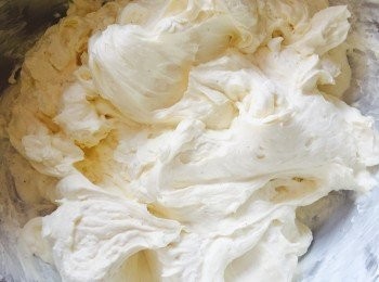 step6: 用金屬湯匙，將打發好的忌廉約分成3份加入芝士糊內，輕力翻拌匀匀。