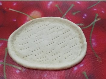 step7: 用叉子在薄餅皮上叉出小洞。