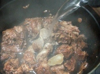 step8: 加滾水,(滾水要剛好蓋過牛腩),水滾後轉細火,先炆100分鐘