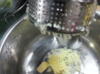 step2: 當薯仔蒸淋身後,放入牛油及海鹽,襯熱將薯仔壓成蓉於牛油及鹽上,利用薯仔熱力將牛油及海鹽溶解,拌勻