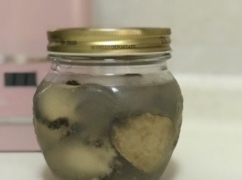 step7: 如凍食可完成後把鮑魚連清酒<span class="group_3">湯汁</span>放入樽，待涼後放入雪櫃冷藏。