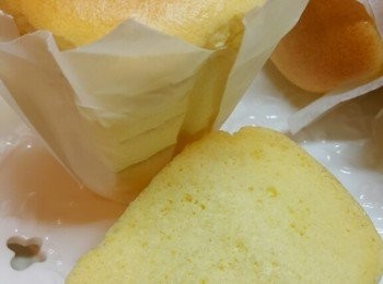 step6: 預熱焗爐170度,,將麵糊倒入紙杯模後,,逐杯輕輕鄧幾下,,入爐用160度焗25分鐘,,出爐後再逐杯鄧幾下即脫模,,將蛋糕打橫放在架上放涼