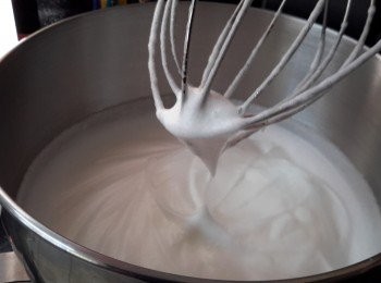 step3: 蛋白用一個乾淨的盆打至企身