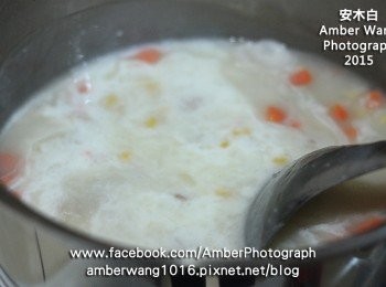 step4: 再放入好侍北海道白醬料理塊(奶油) 3/4塊和鹽及牛奶，攪拌均勻即可熄火。