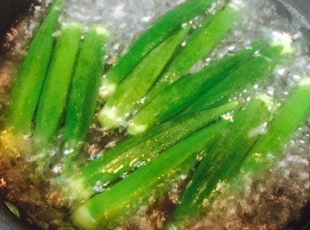 step4: 煮滾一鍋水，放入秋葵，大火灼30秒，熄火撈起瀝乾。