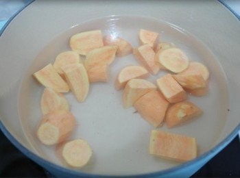 step7: 另外取一鍋倒入1200cc的水放入切塊的地瓜~~ 中火滾了之後轉小火蓋上鍋蓋煮至滾~~