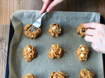 step7: 再用叉子壓平麵團