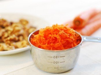 step1: 製作<span class="group_1">紅蘿蔔餅乾</span>：紅蘿蔔去皮刨絲、核桃烘烤後切碎備用