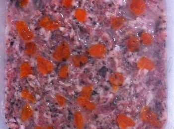 step3: 裝入碟子或耐熱盒子里，鹹蛋黃切碎，補在肉碎面上。