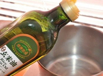 step4: 取出適量的【味全玄米油】熱鍋