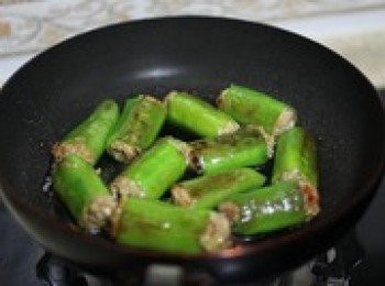 step5: 等鍋熱，就可以下油，把辣椒釀下鍋油煎。