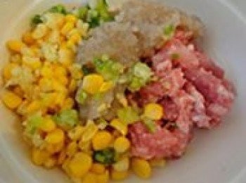 step6: 肉餡、蝦肉、甜玉米粒和蔥薑末放入空器內攪拌。