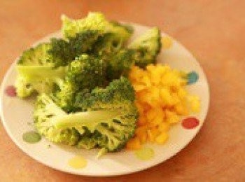 step2: 西蘭花切塊,黃椒切粒