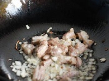 step5: 豬肉炒至變色後加入蔥粒翻炒。