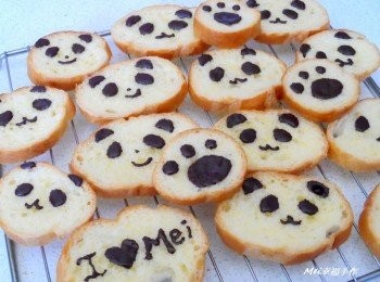 step3: 將黑巧克力隔水加熱溶化，然後放進三明治袋子裡，在法國長棍畫上圖案就完成囉~