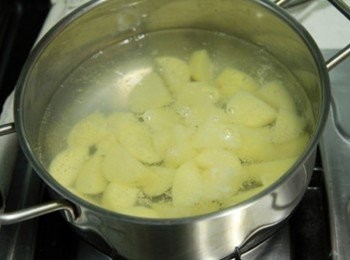 step1: 馬鈴薯用滾水煮熟瀝乾水份。