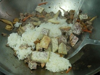 step3: 放入絞肉、鹽與白胡椒粉拌炒出香氣，倒入白飯與熱開水(或高湯)，放入炸芋頭塊後轉小火邊煮邊攪拌<span class="group_1">食材</span>，將粥煮至喜愛的濃稠度後加白胡椒粉調味，灑上香菜末即完成。