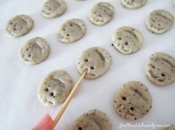 step8: 用竹签轻压印上头发