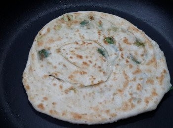 step6: 要煎時將麵團先壓扁再用桿麵棍擀成圓形麵皮,放入平底鍋煎至兩面金黃即可