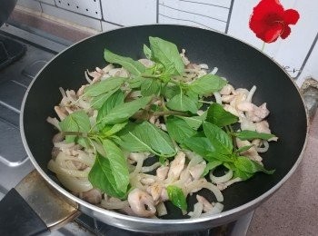 step5: 加入金不換葉兜炒至軟身;