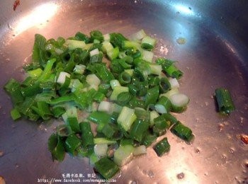 step3: 取另一鍋，用少許油爆香蔥花