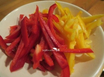 step3: 紅黃甜椒切絲備用