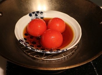 step5: 將番茄放在盤中加入綜合佐料，鍋中加水開大火蓋鍋蓋蒸約15分鐘，番茄軟化後取出，將盤中的醬汁用另一鍋續煮至濃稠後淋在肉上(如醬汁太稀可勾點薄芡)