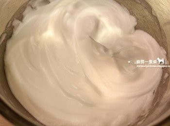 step10: 蛋白先用攪拌器打出小泡泡，再分兩次加入細砂糖打至硬性發泡。