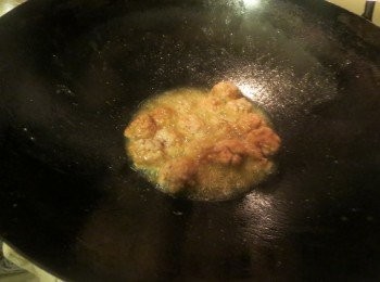 step2: 下油锅炸至金黄色捞起，待油溫再升高，放下去再炸一次捞起待用