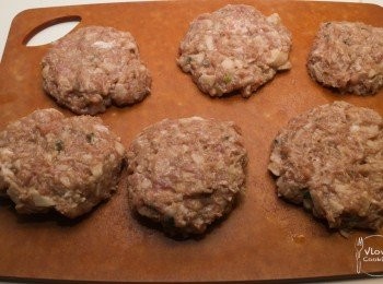 step3: 然後搓成圓球狀再略壓扁