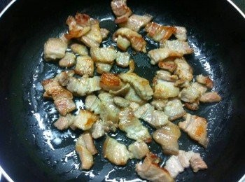 step3: 平底鍋燒熱油，將五花腩片放入煎至金黃。