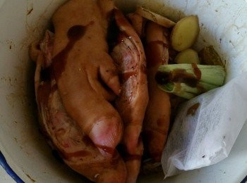 step2: 加入醬油，糖，攪拌均勻，腌制10分鐘後，加入蔥段（有牙簽劃開），姜片，香料紅曲米裝袋。