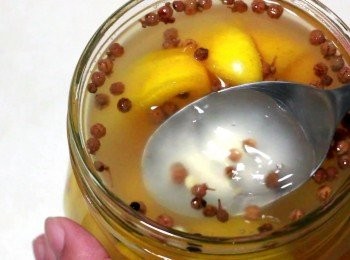 step3: 第一次製作四川泡菜, 先把<span class="group_1">食材</span>洗淨, 切塊, 再把它先填塞在600ml容器內。再加花椒粒一茶匙及食鹽一茶匙, 最後用自來水灌至瓶口, 蓋上瓶蓋, 放於室溫。
第一天/24小時候, 泡菜水開始混濁, 益生菌已經開始工作。
前三天, 每天都試一下泡菜水的鹹酸味, 這個鹹味要記住, 是以後增減的標準和依據。至於酸味, 在室溫15以上, 通常三四天都已經到達想的酸度。室溫15以下, 可能會用到7天或更長的時間。