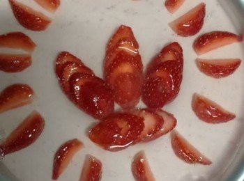 step15: 將溫涼的燕菜水倒入鋪佐士多啤梨的芝士層，溫度要把握，太熱會融化芝士層，太涼会會結块。