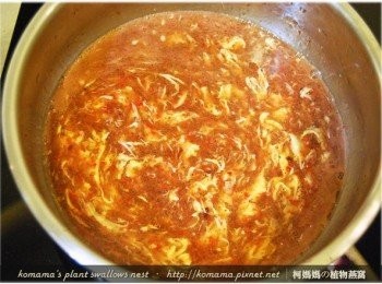 step6: 起鍋前再將蛋液倒入，攪拌成蛋花後，再盛裝至碗中。