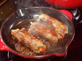 step5: 將牛肉捲每面都煎成焦香,淋上少許的燒烤醬,如果喜歡吃原味的,只要撒上一些海鹽就可以了,記得要將牙籤拔除