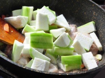 step3: 接著放入絲瓜塊放入一起均勻拌炒