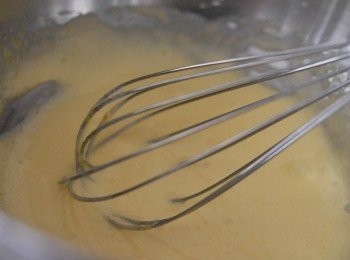 step2: 然後加入麵粉及粟粉拌勻