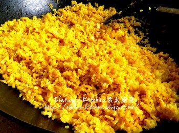 step12: 加入黃薑飯拌勻炒數分鐘至乾身 , 最後加入蛋粒 , 肉鬆拌勻即可