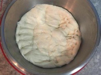 step9: 接著手握拳,輕壓麵糰將空氣排出。
