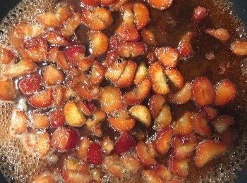 step10: 用慢火將已出水的士多啤梨倒進平底鑊中一邊煮，一邊攪著