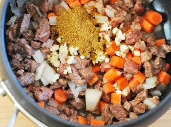 step4: 加入孜然與蒜末拌炒15秒至聞到香味